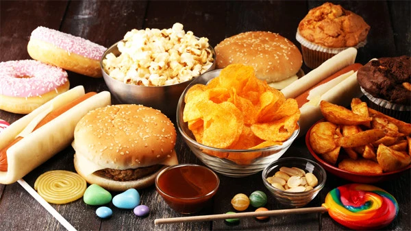 Tiêu thụ nhiều đường, muối và chất béo không lành mạnh ảnh hưởng đến sức khỏe tim mạch như thế nào?