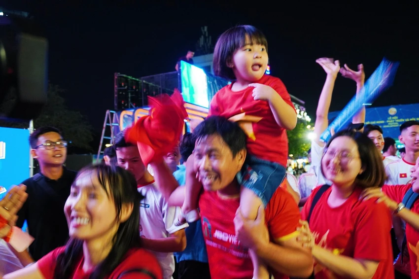 Thắng ngược Indonesia 2-1, cổ động viên TP.HCM vỡ òa ảnh 7 Thắng ngược Indonesia 2-1, cổ động viên TP.HCM vỡ òa ảnh 7