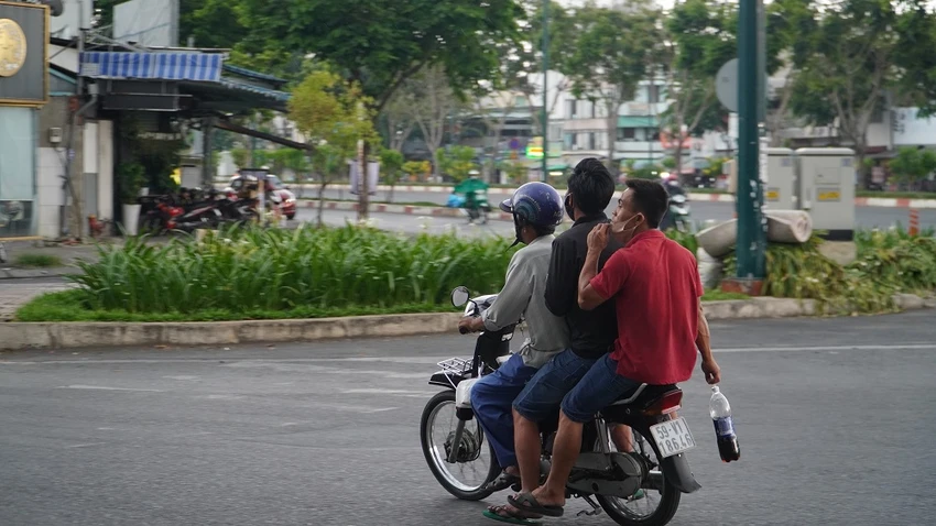 dan-ra-duong-dong-tro-lai-ngay-cach-li-xa-hoi