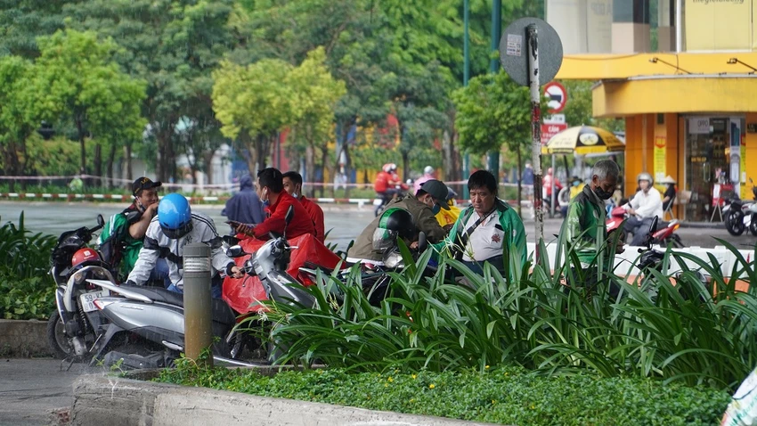 dan-ra-duong-dong-tro-lai-ngay-cach-li-xa-hoi