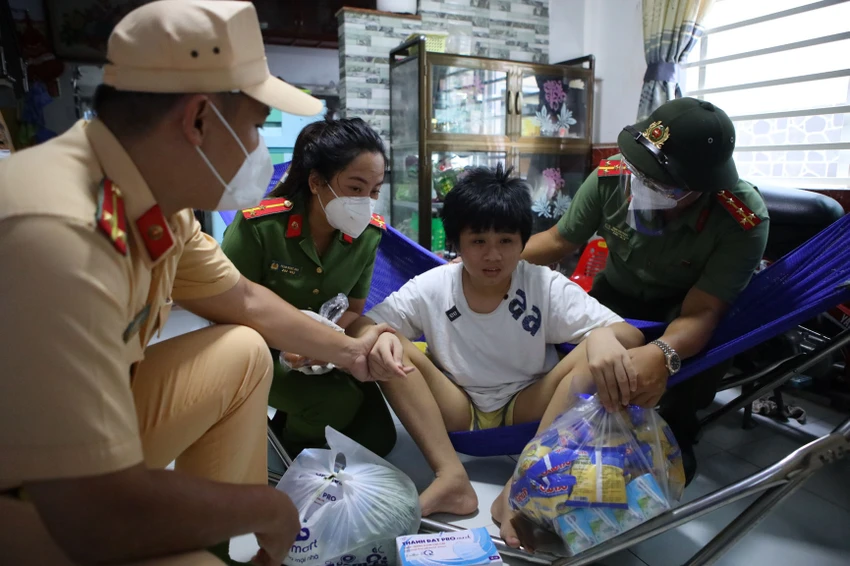 Công an đến từng nhà trao quà cho trẻ khuyết tất, mồ côi ảnh 2 Công an đến từng nhà trao quà cho trẻ khuyết tất, mồ côi ảnh 2