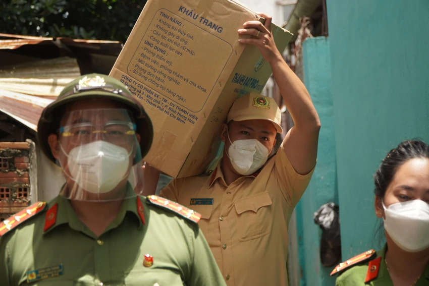 Công an đến từng nhà trao quà cho trẻ khuyết tất, mồ côi ảnh 7 Công an đến từng nhà trao quà cho trẻ khuyết tất, mồ côi ảnh 7