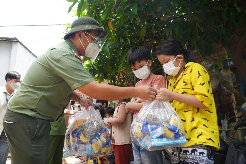 Công an đến từng nhà trao quà cho trẻ khuyết tất, mồ côi ảnh 3 Công an đến từng nhà trao quà cho trẻ khuyết tất, mồ côi ảnh 3