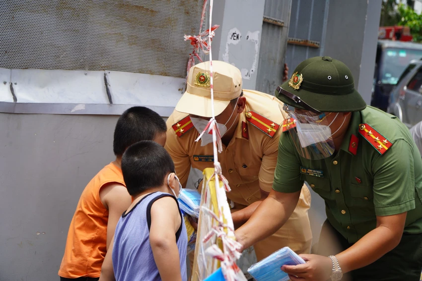 Công an đến từng nhà trao quà cho trẻ khuyết tất, mồ côi ảnh 6 Công an đến từng nhà trao quà cho trẻ khuyết tất, mồ côi ảnh 6