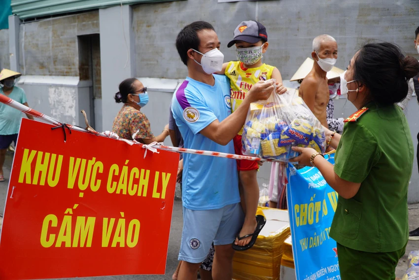 Công an đến từng nhà trao quà cho trẻ khuyết tất, mồ côi ảnh 5 Công an đến từng nhà trao quà cho trẻ khuyết tất, mồ côi ảnh 5