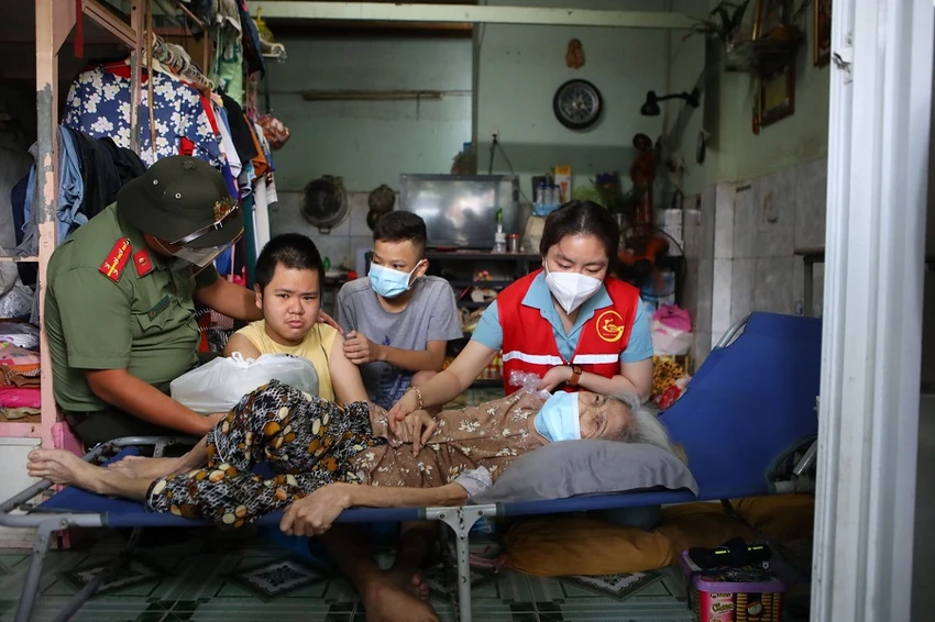 Công an đến từng nhà trao quà cho trẻ khuyết tất, mồ côi ảnh 1 Công an đến từng nhà trao quà cho trẻ khuyết tất, mồ côi ảnh 1