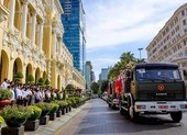 Nhiều người đứng trước trụ sở UBND TP.HCM chào tiễn biệt ông Lê Hòa Bình