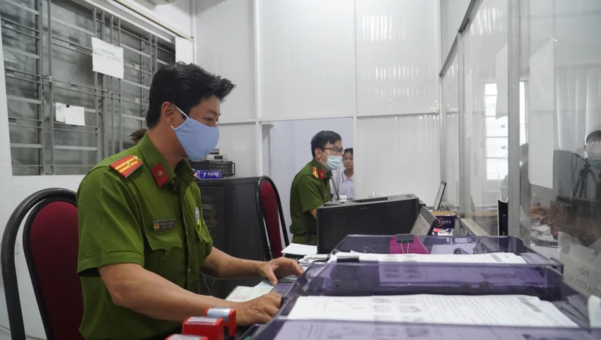 Các cán bộ Công an quận 12 đã phải phân công lực lượng làm việc ngày đêm, chuẩn bị tốt các thiết bị máy móc và cơ sở vật chất để công tác làm việc được tốt hơn. Ảnh: MINH TÂM