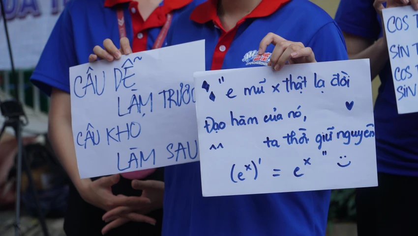 Không quên nhắc nhẹ các sĩ tử "câu dễ làm trước, câu khó làm sau". Không quên nhắc nhẹ các sĩ tử "câu dễ làm trước, câu khó làm sau".