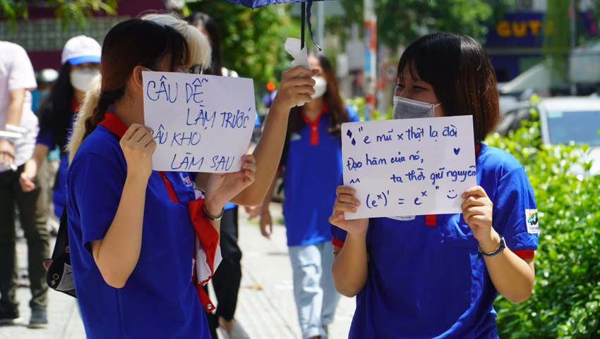 Những câu slogan siêu đáng yêu của đội tiếp sức giúp cho thí sinh bớt căng thẳng trước khi vào phòng thi. Những câu slogan siêu đáng yêu của đội tiếp sức giúp cho thí sinh bớt căng thẳng trước khi vào phòng thi.