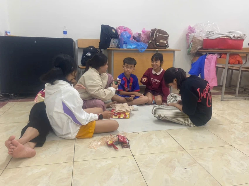 Các em nhỏ trong KTX Hòa Phát Dung Quất.