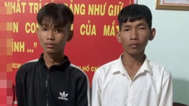 Hai thanh niên đột nhập vào ký túc xá nội trú để lấy trộm 14 điện thoại. Ảnh: VT Hai thanh niên đột nhập vào ký túc xá nội trú để lấy trộm 14 điện thoại. Ảnh: VT