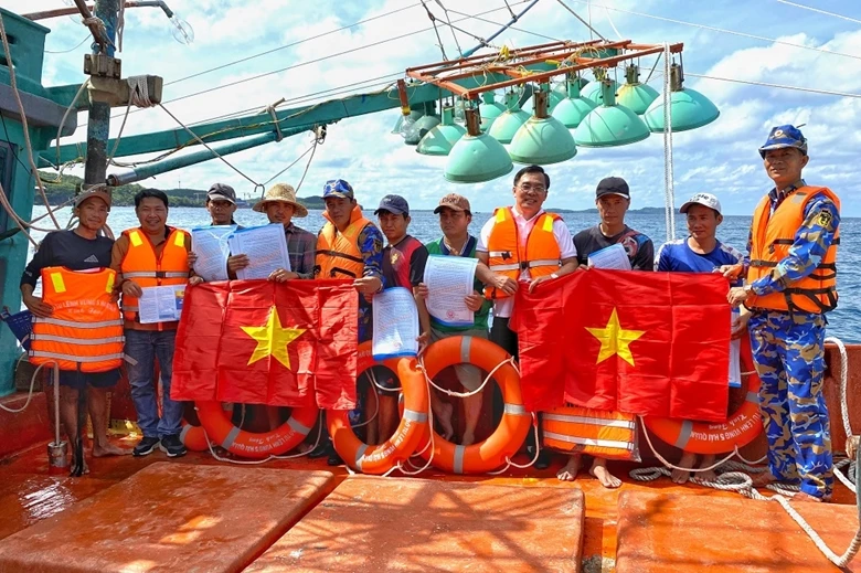 Vùng 5 Hải quân tuyên truyền kết hợp tặng cờ, áo phao cứu sinh cho ngư dân. Ảnh: web ĐCS VN Vùng 5 Hải quân tuyên truyền kết hợp tặng cờ, áo phao cứu sinh cho ngư dân. Ảnh: web ĐCS VN