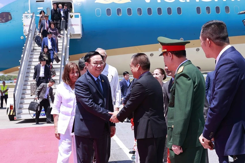 Đại sứ Việt Nam tại Cuba Lê Thanh Tùng, một số cán bộ Đại sứ quán Việt Nam chào mừng Chủ tịch Quốc hội Vương Đình Huệ cùng Đoàn tại sân bay José Martí. Ảnh: TTXVN Đại sứ Việt Nam tại Cuba Lê Thanh Tùng, một số cán bộ Đại sứ quán Việt Nam chào mừng Chủ tịch Quốc hội Vương Đình Huệ cùng Đoàn tại sân bay José Martí
