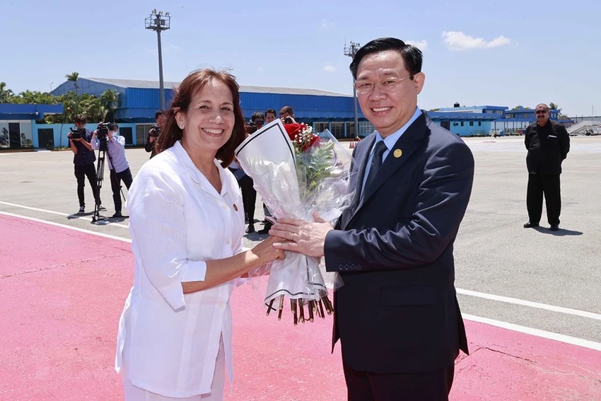 Phó Chủ tịch Quốc hội Cuba Ana Maria Mari Machado tặng hoa, chào mừng Chủ tịch Quốc hội Vương Đình Huệ tại sân bay José Martí. Ảnh: TTXVN Phó Chủ tịch Quốc hội Cuba Ana Maria Mari Machado tặng hoa, chào mừng Chủ tịch Quốc hội Vương Đình Huệ tại sân bay José Martí