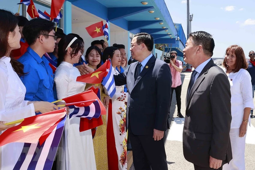 Đại diện cộng đồng, sinh viên Việt Nam đang học tập, làm việc tại Cuba chào mừng Đoàn tại sân bay José Martí. Ảnh: TTXVN Đại diện cộng đồng, sinh viên Việt Nam đang học tập, làm việc tại Cuba chào mừng Đoàn tại sân bay José Martí