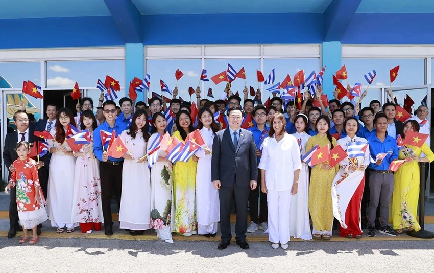 Chủ tịch Quốc hội Vương Đình Huệ và Phó Chủ tịch Quốc hội Cuba Ana Maria Mari Machado chụp ảnh lưu niệm cùng đại diện cộng đồng, sinh viên Việt Nam đang học tập, làm việc tại Cuba sân bay José Martí. Ảnh: TTXVN Chủ tịch Quốc hội Vương Đình Huệ và Phó Chủ tịch Quốc hội Cuba Ana Maria Mari Machado chụp ảnh lưu niệm cùng đại diện cộng đồng, sinh viên Việt Nam đang học tập, làm việc tại Cuba sân bay José Martí. Ảnh: TTXVN