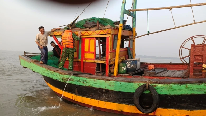 Đồn Biên phòng Diễn Thành kiểm tra các phương tiện hoạt động trên biển. Ảnh: web ĐCS VN Đồn Biên phòng Diễn Thành kiểm tra các phương tiện hoạt động trên biển
