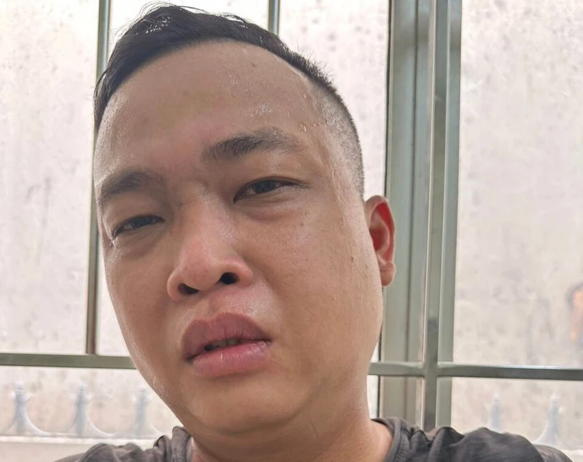 Lê Minh Hoàng bị lực lượng công an huyện Bến Lức bắt giữ. Ảnh: CTV Lê Minh Hoàng bị lực lượng công an huyện Bến Lức bắt giữ. Ảnh: CTV