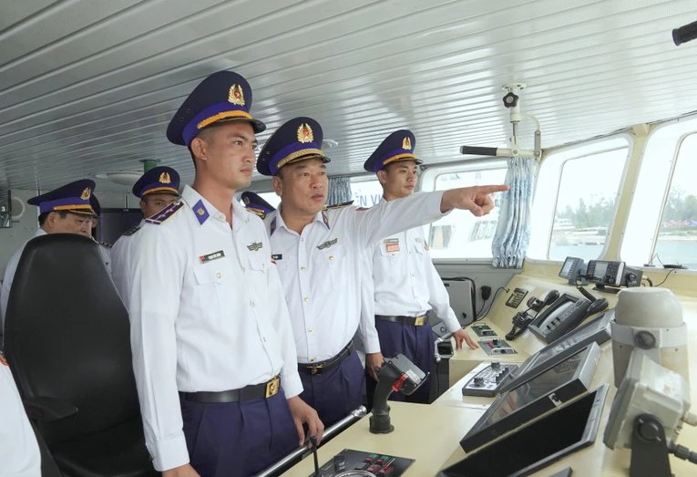 Tư lệnh Cảnh sát biển Việt Nam chỉ đạo tuần tra, kiểm soát phòng, chống IUU trên biển. Ảnh: Báo Nhân Dân Tư lệnh Cảnh sát biển Việt Nam chỉ đạo tuần tra, kiểm soát phòng, chống IUU trên biển. Ảnh: Báo Nhân Dân