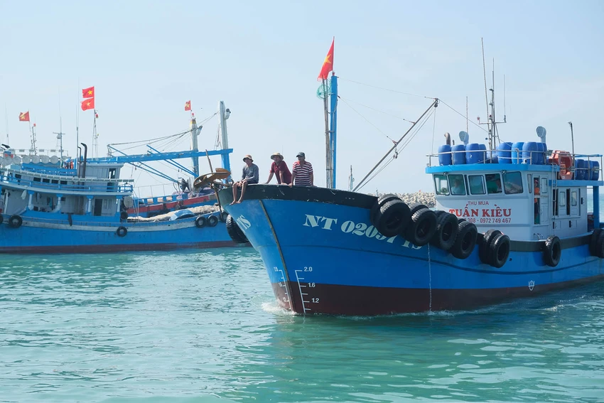 Tàu cá của ngư dân Ninh Thuận chuẩn bị cập bến sau chuyến đánh bắt trên biển. Ảnh: QUỐC VŨ