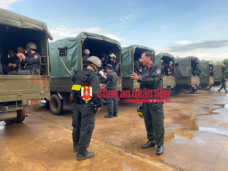 Lực lượng Cảnh sát cơ động triển khai thực hiện nhiệm vụ. Ảnh: CAND