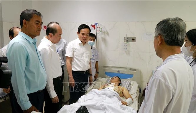 Phó Thủ tướng Chính phủ Trần Lưu Quang đến thăm hỏi, động viên hai cán bộ Công an xã Ea Ktur bị thương trong vụ nhóm người chưa xác định danh đầy đủ tính dùng súng tấn công trụ sở công anxã Ea Tiêu và xã Ea Ktur (huyện Cư Kuin, Đắk Lắk). Ảnh: TTXVN Phó Thủ tướng Chính phủ Trần Lưu Quang đến thăm hỏi, động viên hai cán bộ Công an xã Ea Ktur bị thương trong vụ nhóm người chưa xác định danh đầy đủ tính dùng súng tấn công trụ sở công anxã Ea Tiêu và xã Ea Ktur (huyện Cư Kuin, Đắk Lắk). Ảnh: TTXVN