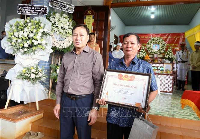 Phó Chủ tịch Hội đồng nhân dân tỉnh Đắk Lắk Trần Phú Hùng trao Bằng Tổ quốc ghi công cho gia đình Đại uý Hà Tuấn Anh, cán bộ Công an xã Ea Tiêu, huyện Cư Kuin. Ảnh: TTXVN