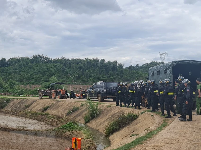 Cảnh sát Cơ động, Cảnh sát đặc nhiệm, Công an tỉnh Đắk Lắk, lực lượng đặc nhiệm Quân khu 5 phối hợp triển khai phương án vây bắt các đối tượng. Ảnh: TTXVN Cảnh sát Cơ động, Cảnh sát đặc nhiệm, Công an tỉnh Đắk Lắk, lực lượng đặc nhiệm Quân khu 5 phối hợp triển khai phương án vây bắt các đối tượng. Ảnh: TTXVN