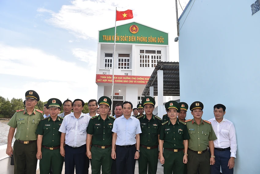Phó Thủ tướng Trần Lưu Quang đến thăm Trạm kiểm soát biên phòng Sông Đốc. Ảnh: plo.vn