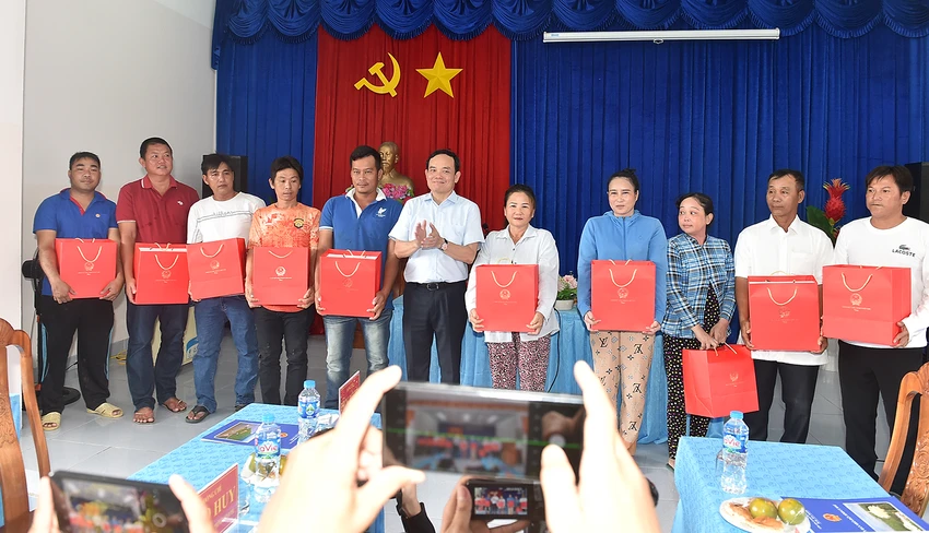 Phó Thủ tướng tặng quà ngư dân Sông Đốc. Ảnh: plo.vn