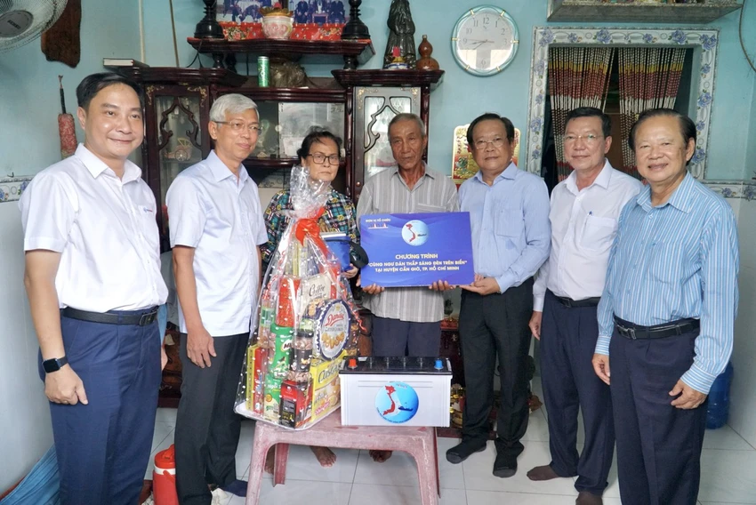 Ngày 17-5, Báo Pháp Luật TP.HCMtổ chức chương trình “Cùng ngư dân thắp sáng đèn trên biển” tại huyện Cần Giờ, TP.HCM. Trong khuôn khổ chương trình, Phó Chủ tịch UBND TP.HCM Võ Văn Hoan, Chủ tịch UBND huyện Cần Giờ Nguyễn Văn Hồng cùng với lãnh đạo các cơ quan, đơn vị đã đi thăm hỏi và trao quà cho ba gia đình ngư dân có hoàn cảnh khó khăn ở thị trấn Cần Thạnh. Ảnh: BẢO PHƯƠNG Ngày 17-5, Báo Pháp Luật TP.HCMtổ chức chương trình “Cùng ngư dân thắp sáng đèn trên biển” tại huyện Cần Giờ, TP.HCM. Trong khuôn khổ chương trình, Phó Chủ tịch UBND TP.HCM Võ Văn Hoan, Chủ tịch UBND huyện Cần Giờ Nguyễn Văn Hồng cùng với lãnh đạo các cơ quan, đơn vị đã đi thăm hỏi và trao quà cho ba gia đình ngư dân có hoàn cảnh khó khăn ở thị trấn Cần Thạnh. Ảnh: BẢO PHƯƠNG