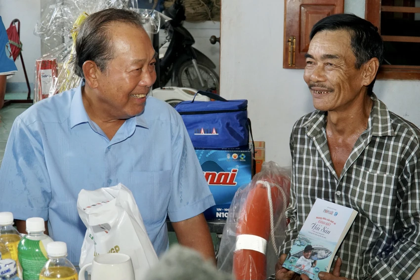 Ngày 14-6, trong khuôn khổ chương trình “Cùng ngư dân thắp sáng đèn trên biển” do báo Pháp Luật TP.HCM tổ chức tại tỉnh Ninh Thuận, Ban Tổ chức chương trình đã đến thăm hỏi, động viên ba gia đình ngư dân có hoàn cảnh khó khăn, nỗ lực vươn lên để mưu sinh, luôn tuân thủ tốt việc đánh bắt hải sản trên biển. Trong ảnh: Ông Trương Hòa Bình, nguyên Phó thủ tướng Thường trực, Chủ tịch danh dự của chương trình thăm hỏi gia đình ngư dân Nguyễn Văn Ngộ (ngụ phường Đông Hải, TP Phan Rang). Ảnh: BẢO PHƯƠNG Ngày 14-6, trong khuôn khổ chương trình “Cùng ngư dân thắp sáng đèn trên biển” do báo Pháp Luật TP.HCM tổ chức tại tỉnh Ninh Thuận, Ban Tổ chức chương trình đã đến thăm hỏi, động viên ba gia đình ngư dân có hoàn cảnh khó khăn, nỗ lực vươn lên để mưu sinh, luôn tuân thủ tốt việc đánh bắt hải sản trên biển. Trong ảnh: Ông Trương Hòa Bình, nguyên Phó thủ tướng Thường trực, Chủ tịch danh dự của chương trình thăm hỏi gia đình ngư dân Nguyễn Văn Ngộ (ngụ phường Đông Hải, TP Phan Rang). Ảnh: BẢO PHƯƠNG