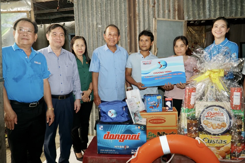 Thăm hỏi và chia sẻ với gia đình ngư dân, nguyên Phó Thủ tướng Thường trực Trương Hoà Bình, đã động viên các ngư dân cố gắng bám biển đúng pháp luật Việt Nam và quốc tế; cố gắng tăng công suất tàu lớn, vươn khơi xa vừa để tăng thu nhập, vừa góp phần giữ vững chủ quyền biển, đảo. Trong ảnh: Đoàn công tác tặng quà cho ngư dân Nguyễn Văn Công. Ảnh: BẢO PHƯƠNG Thăm hỏi và chia sẻ với gia đình ngư dân, nguyên Phó Thủ tướng Thường trực Trương Hoà Bình, đã động viên các ngư dân cố gắng bám biển đúng pháp luật Việt Nam và quốc tế; cố gắng tăng công suất tàu lớn, vươn khơi xa vừa để tăng thu nhập, vừa góp phần giữ vững chủ quyền biển, đảo. Trong ảnh: Đoàn công tác tặng quà cho ngư dân Nguyễn Văn Công. Ảnh: BẢO PHƯƠNG