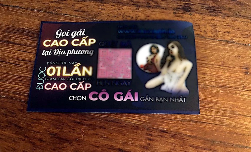Thẻ gọi gái cao cấp nhóm thanh niên nhét vào kính ô tô. Ảnh: PĐ Thẻ gọi gái cao cấp nhóm thanh niên nhét vào kính ô tô. Ảnh: PĐ