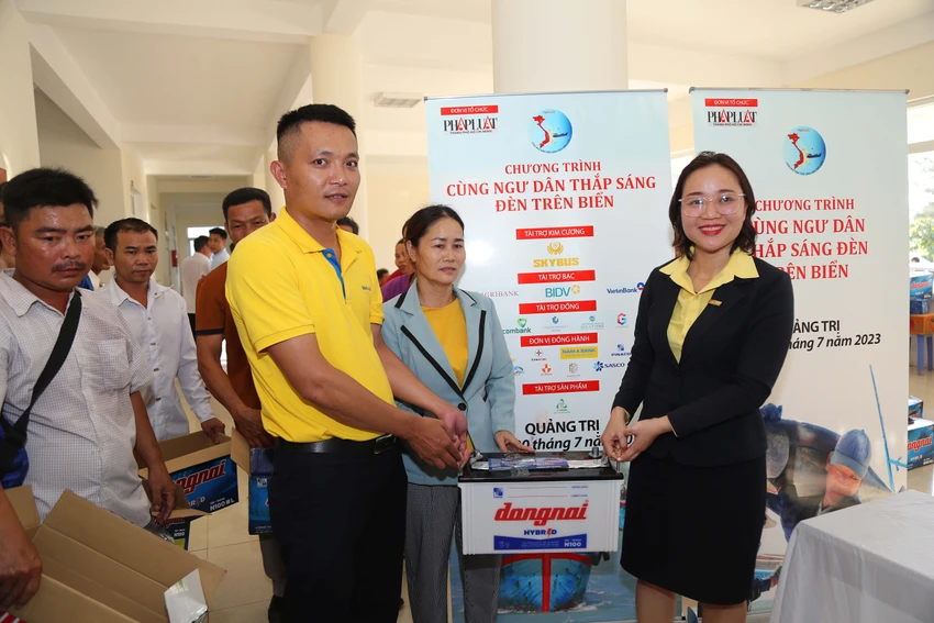 Chị Nguyễn Thị Kim Ngọc (phải), Phó Giám đốc Nam A Bank Thừa Thiên - Huế, tặng quà cho ngư dân. Ảnh: HOÀNG GIANG Chị Nguyễn Thị Kim Ngọc (phải), Phó Giám đốc Nam A Bank Thừa Thiên - Huế, tặng quà cho ngư dân. Ảnh: HOÀNG GIANG