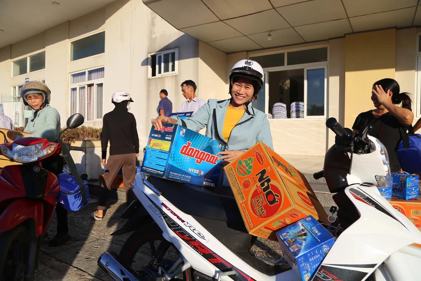 Ngư dân Quảng Trị vui mừng đưa những phần quà vừa nhận được trở về nhà. Ảnh: HOÀNG GIANG Ngư dân Quảng Trị vui mừng đưa những phần quà vừa nhận được trở về nhà. Ảnh: HOÀNG GIANG