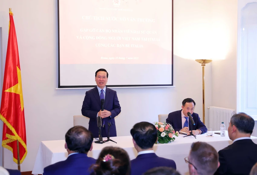 Chủ tịch nước Võ Văn Thưởng gặp gỡ cán bộ, nhân viên Đại sứ quán và cộng đồng người Việt Nam tại Italy cùng các bạn bè người Italy. Ảnh: TTXVN Chủ tịch nước Võ Văn Thưởng gặp gỡ cán bộ, nhân viên Đại sứ quán và cộng đồng người Việt Nam tại Italy cùng các bạn bè người Italy. Ảnh: TTXVN