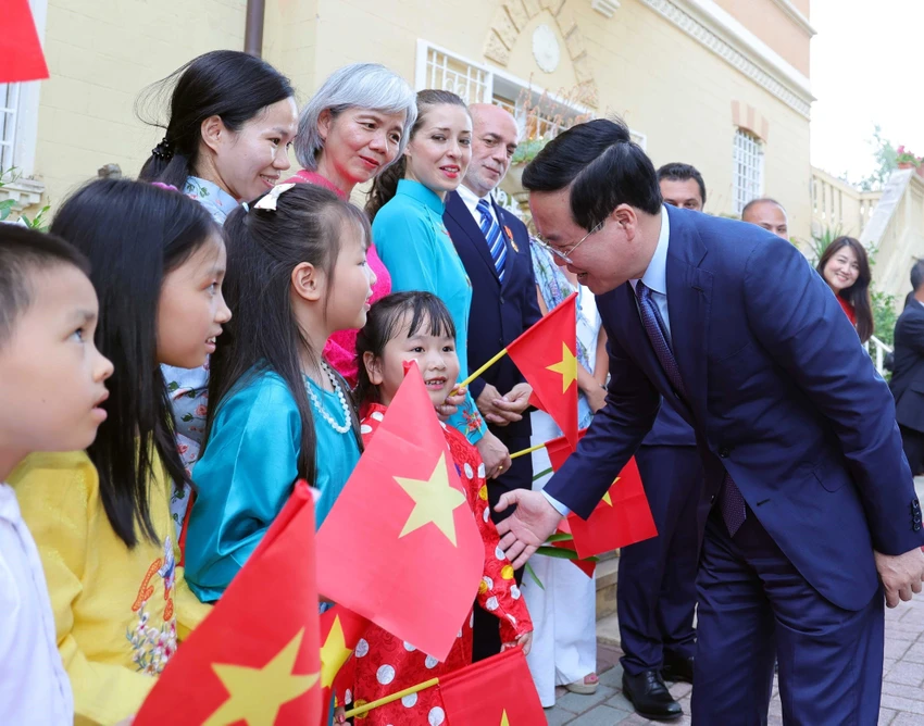 Chủ tịch nước Võ Văn Thưởng gặp gỡ cán bộ, nhân viên Đại sứ quán và cộng đồng người Việt Nam tại Italy cùng các bạn bè người Italy. Ảnh: TTXVN Chủ tịch nước Võ Văn Thưởng gặp gỡ cán bộ, nhân viên Đại sứ quán và cộng đồng người Việt Nam tại Italy cùng các bạn bè người Italy. Ảnh: TTXVN