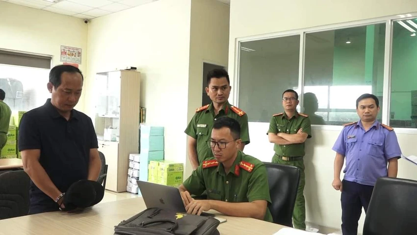 Lợi dụng vị trí thủ kho, tuồn hàng ra ngoài bán