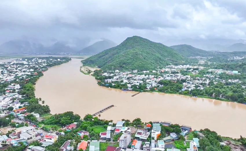 Cầu gỗ Phú Kiểng bắc qua sông Cái ở Nha Trang bị lũ cuốn trôi