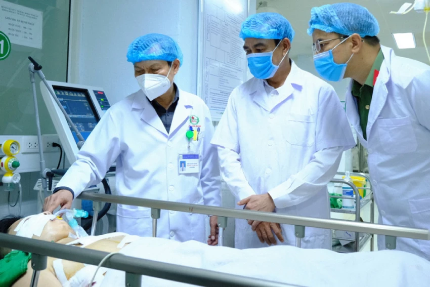 Khởi tố kẻ dùng kéo tấn công thượng úy công an