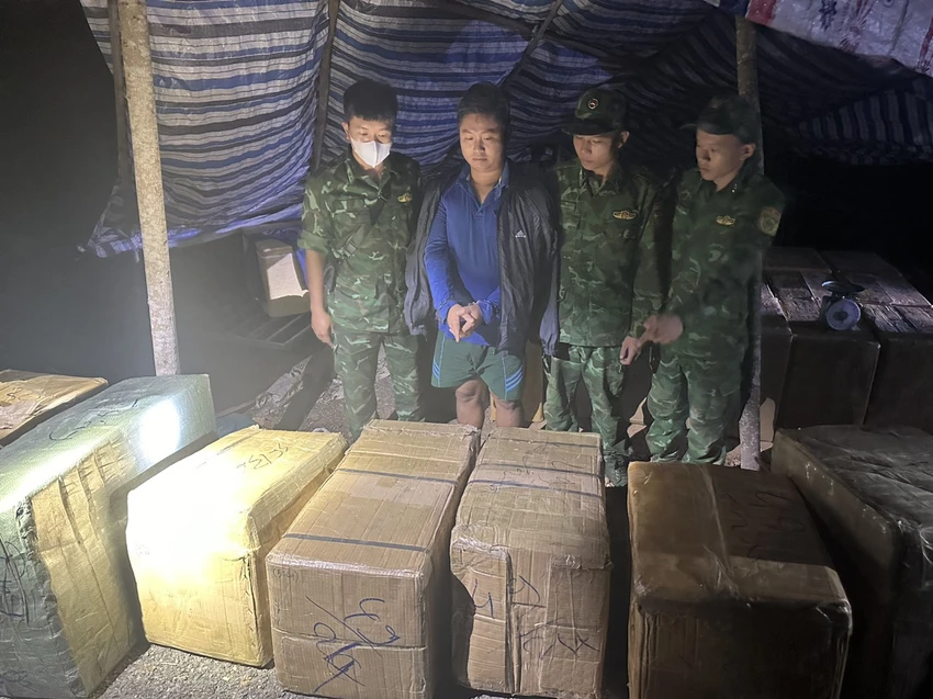 long-an-bat-giu-2-xe-van-chuyen-phao-lau-so-luong-lon.jpg