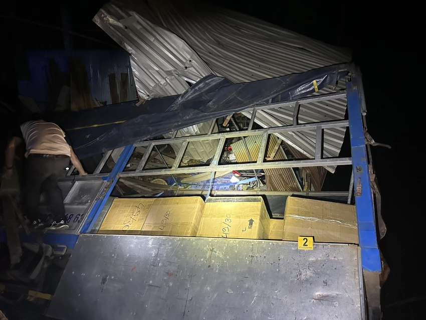 Long An: Bắt giữ 2 xe vận chuyển pháo lậu số lượng lớn