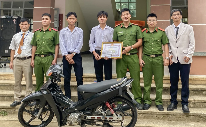 Học sinh lớp 11 truy đuổi hơn 10 km bắt nghi phạm trộm xe máy
