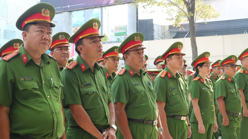cong-an-quan-phu-nhuan-ra-quan-dam-bao-an-ninh-trat-tu-dip-tet-2024-3.jpg