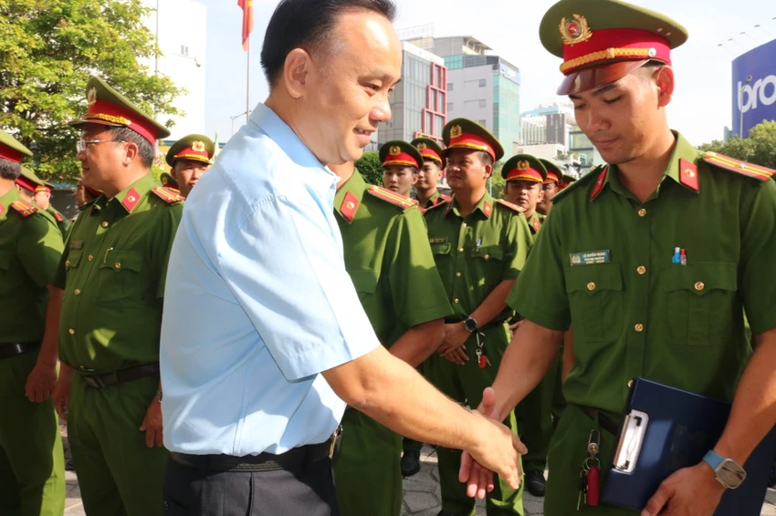 cong-an-quan-phu-nhuan-ra-quan-dam-bao-an-ninh-trat-tu-dip-tet-2024-4.jpg