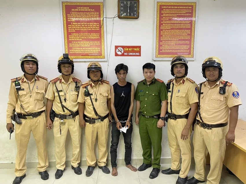 CSGT TP.HCM vây bắt kẻ trốn truy nã trên xe khách
