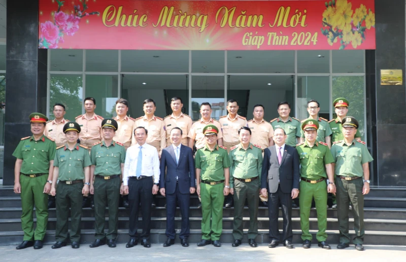 chu-tich-nuoc-tham-cong-an-tphcm-3.jpg