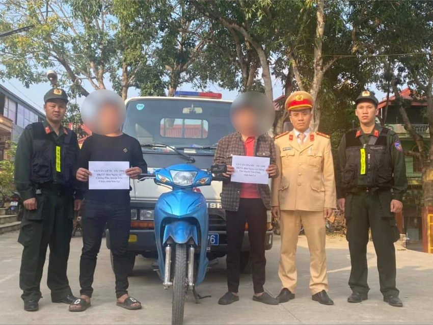 Công an mời 2 thanh niên đầu trần đi xe máy, đánh võng trước ô tô lên làm việc